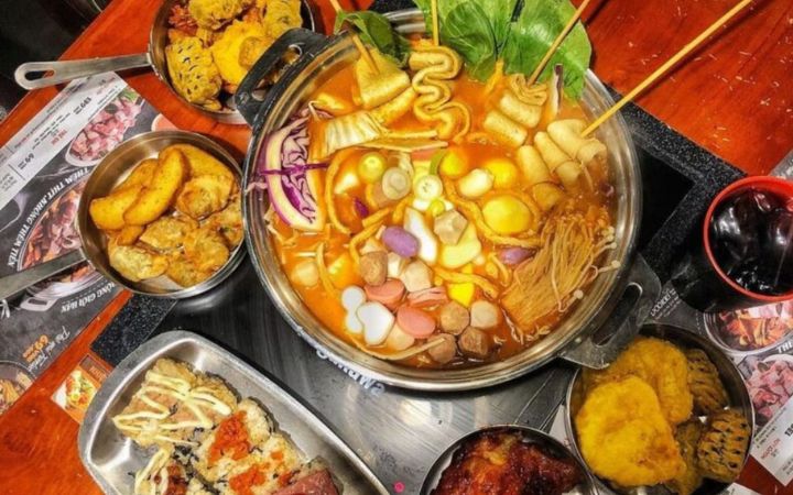 Mụn bùng phát sau khi ăn lẩu cay: Nguyên nhân và giải pháp dịu da cùng công nghệ trị mụn Cell Layer tại  Juna Spa