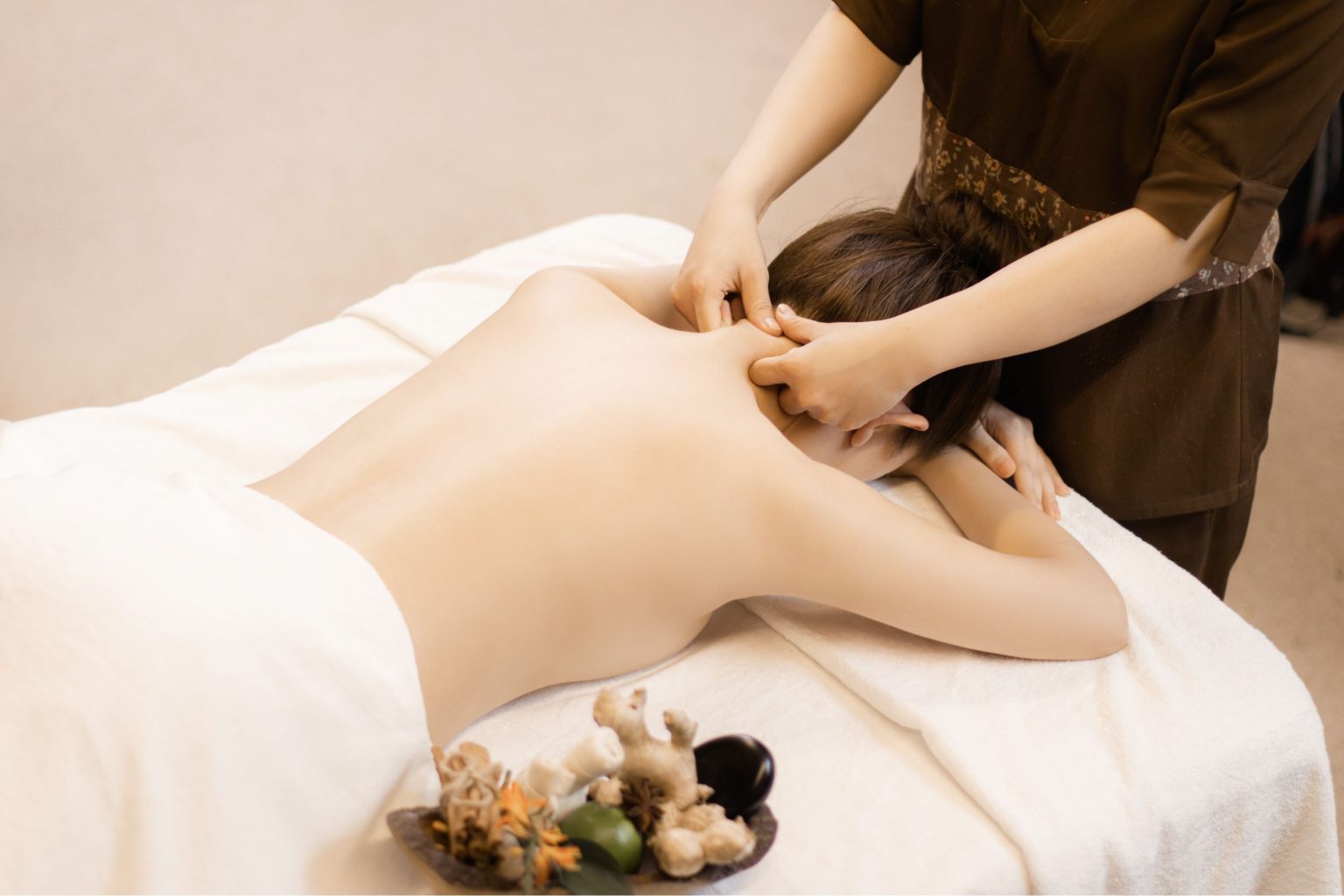 Khi nào nên đến spa để massage cổ vai gáy chuyên sâu?