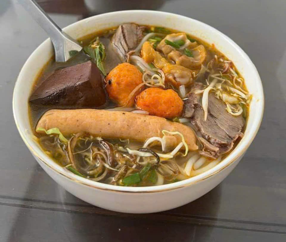 Bỏ sỉ chả cua Huế trong quán bún bò ở Tây Ninh